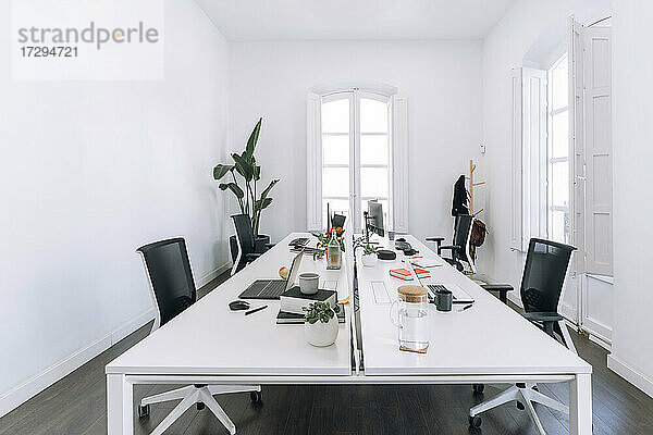 Modernes Coworking-Büro mit Stühlen und Tischen