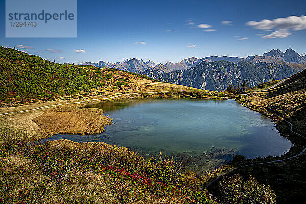 Blick auf den Schlappoltsee im Herbst