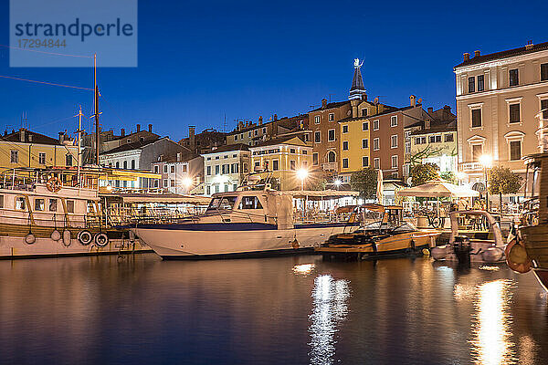 Kroatien  Gespanschaft Istrien  Rovinj  Motorboote im alten Stadthafen bei Nacht
