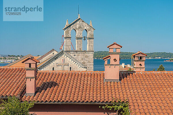 Antike Kirche und Kloster des Heiligen Franziskus mit Turm  Pula  Istrien  Kroatien