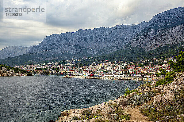 Kroatien  Gespanschaft Split-Dalmatien  Makarska  Hafen von Makarska Riviera mit Biokovo-Gebirge im Hintergrund