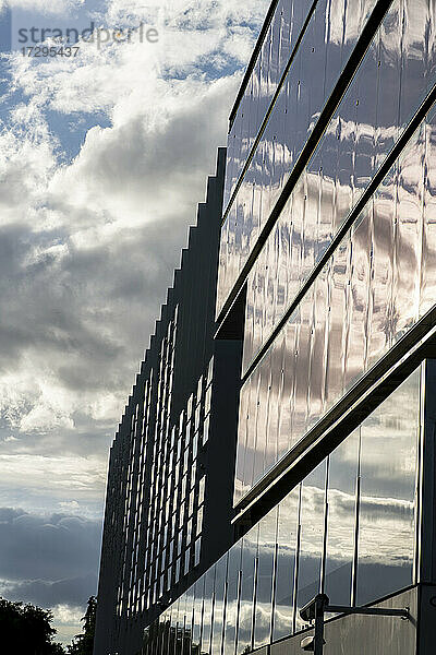 Spanien  Madrid  Wolken spiegeln sich in der Glasfassade des Hauptsitzes von Repsol Campus