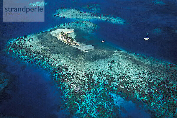 Belize  Karibik  Luftaufnahme einer kleinen Insel im Karibischen Meer