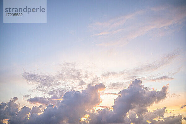 Wolken am Himmel bei Sonnenuntergang