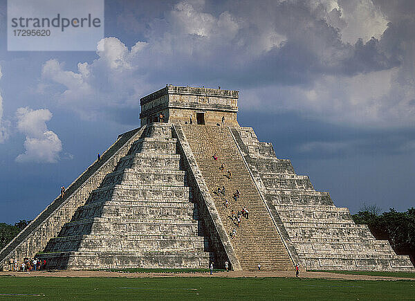 Mexiko  Chichen Itza  El Castillo  bekannt als der Tempel von Kukulcan