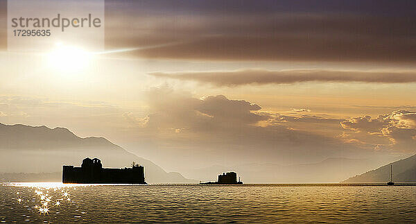Italien  Piemont  Lago Maggiore  Cannobio  Silhouette der Burg von Cannero am Lago Maggiore bei Sonnenuntergang