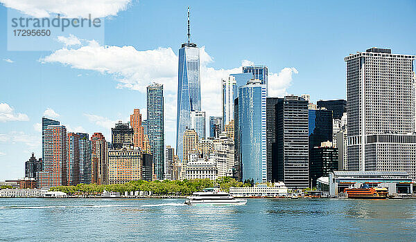 New York  New York City  Skyline des Finanzbezirks mit dem One World Trade Center