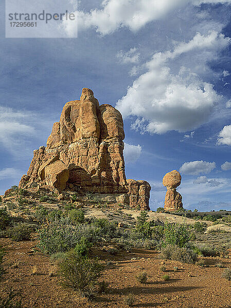 USA  Utah  Arches National Park  Felsformationen in Wüstenlandschaft