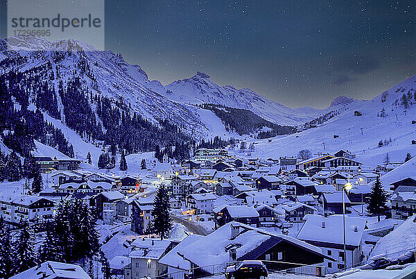 Italien  Dolomiten  Alta Badia  Verschneites Dorf in einem Bergtal in der Abenddämmerung