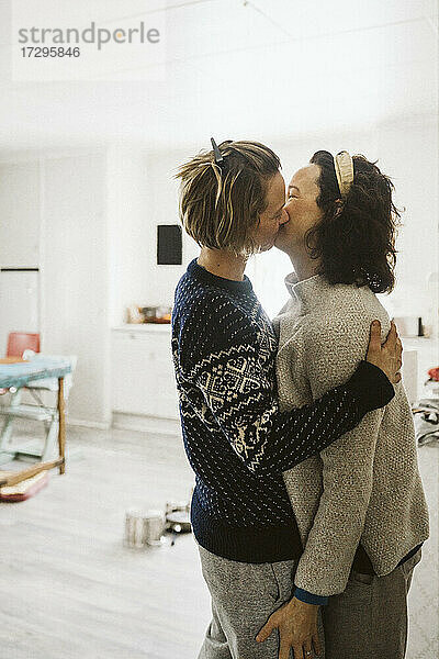 Zärtliches lesbisches Paar  das sich zu Hause küsst