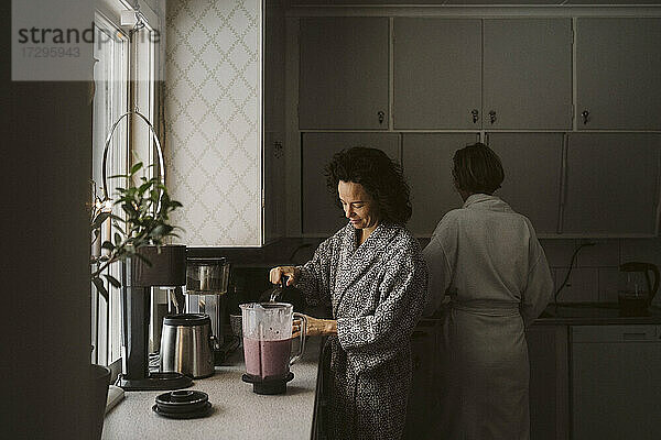 Lesbische Paar machen Frühstück zusammen in der Küche zu Hause