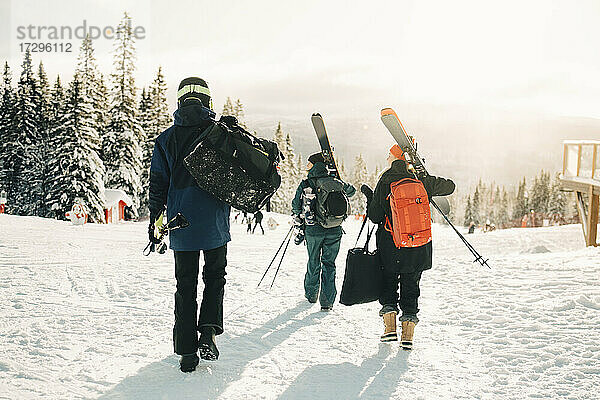 Volle Länge Rückansicht von Freunden zu Fuß im Skigebiet im Winter