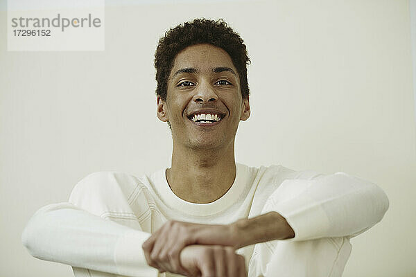 Porträt eines fröhlichen jungen Mannes vor weißem Hintergrund