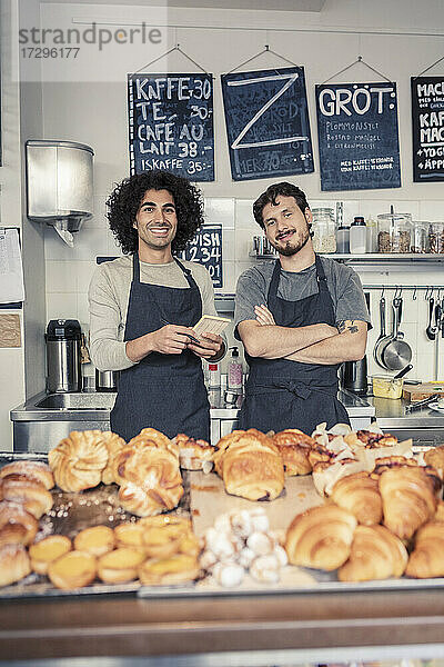 Porträt von lächelnden männlichen Besitzer stehen zusammen im Café