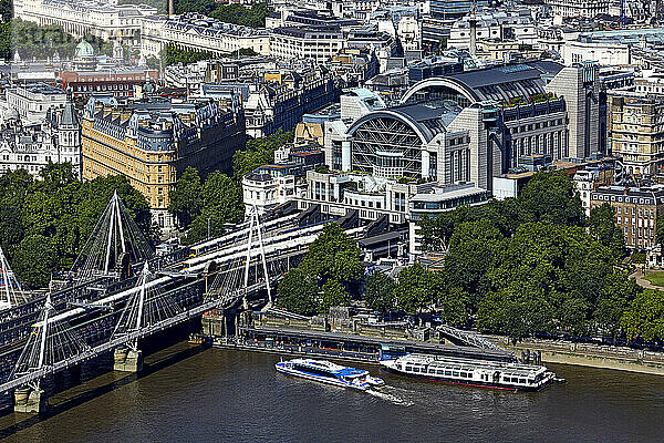 UK  London  Luftaufnahme des Bahnhofs Charing Cross und der Themse