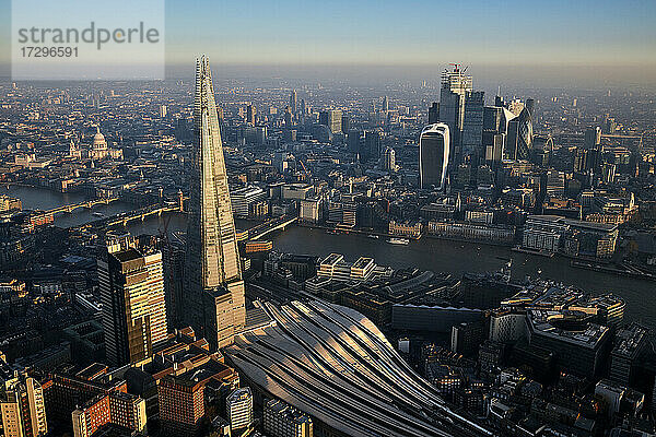 UK  London  Luftaufnahme von Wolkenkratzern im Finanzviertel