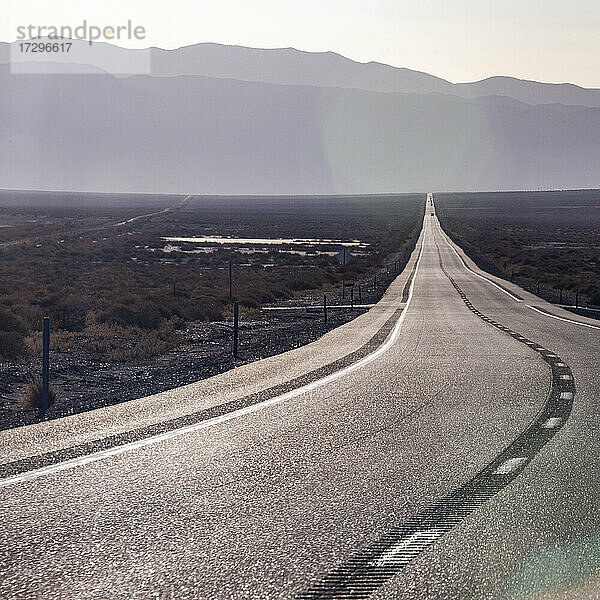 USA  Nevada  Hawthorne  Highway durch Wüstenlandschaft