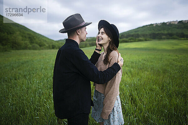 Lächelndes junges Paar in einem Weizenfeld