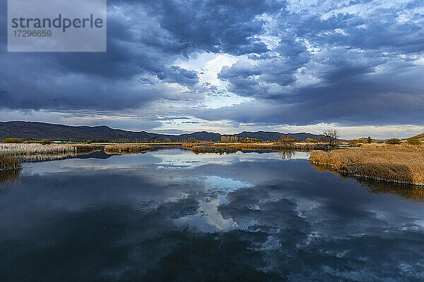 USA  Idaho  Bellevue  Spiegelung des stürmischen Himmels im Teich bei Sun Valley