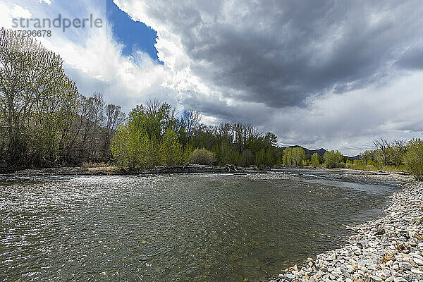 USA  Idaho  Bellevue  Wolken über dem Big Wood River im Frühling bei Sun Valley