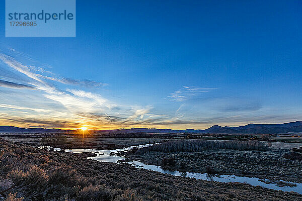 USA  Idaho  Bellevue  Sonnenuntergang hinter hügeliger Landschaft bei Sun Valley