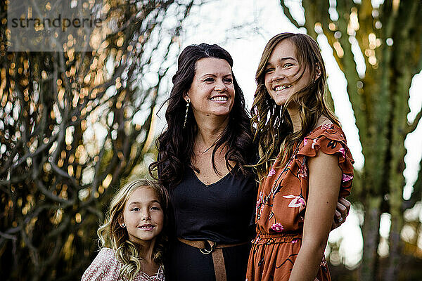 Mutter und Töchter lächelnd im Wüstengarten in San Diego