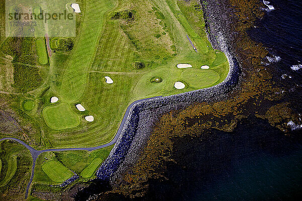 Luftaufnahme eines Golfplatzes auf der Halbinsel Reykjanes im Süden Islands