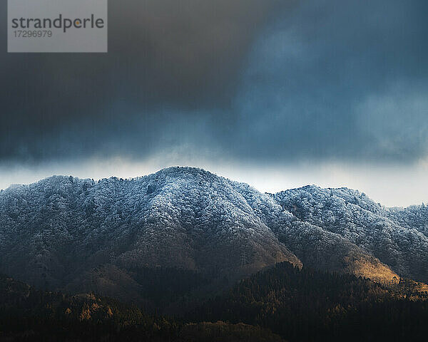 Blick auf schneebedeckte Berge vom Yamanaka-See  Präfektur Yamanashi  Japan