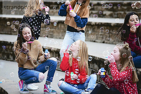 Gruppe von 6 süßen Tween-Mädchen  die sich in der Stadt vergnügen.