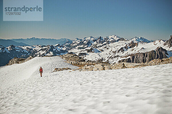 Fitte aktive Frau beim Wandern auf einem Gletscher in Whistler  B.C.  Kanada.