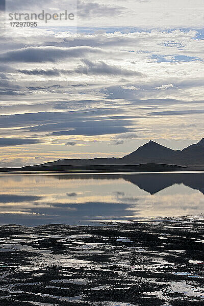 Landschaftliches Bild eines ruhigen Fjords in Island