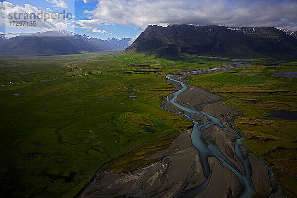 Luftaufnahme eines sich schlängelnden Flusses an der isländischen Südküste