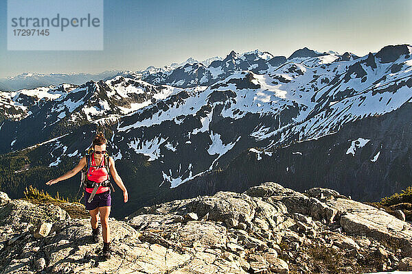 Fitte attraktive junge Frau beim Wandern auf einem Berg in der Nähe von Whistler B.C.