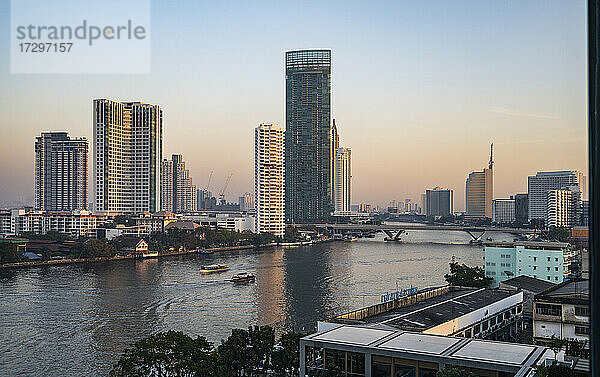 Bangkoks Lebensader  der Fluss Chao Phraya  in den frühen Morgenstunden