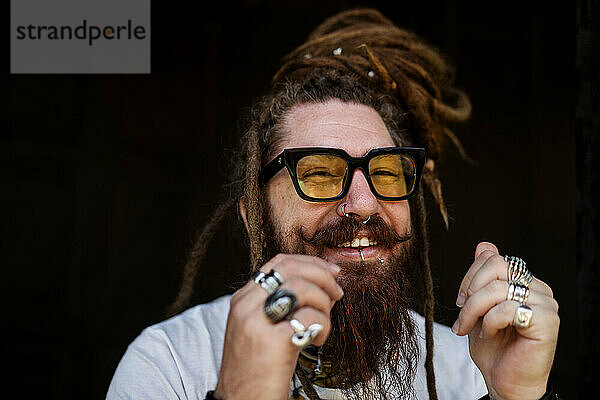 Porträt eines Hipster-Typen mit Brille  Dreadlocks und einem
