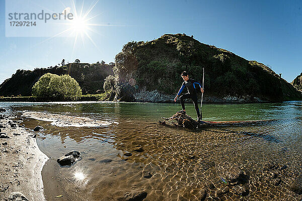 Kleiner Junge erkundet Fluss in Hawke's Bay Neuseeland