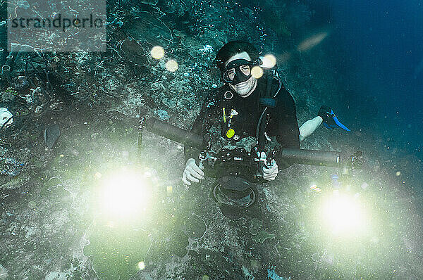 Unterwasserfotograf mit Blick in die Kamera in Raja Ampat