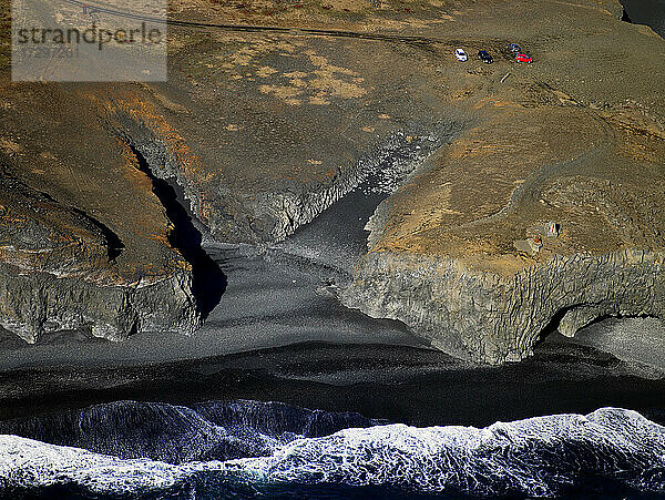 Luftaufnahme der zerklüfteten Küste Islands am Strand von Reynisfjara