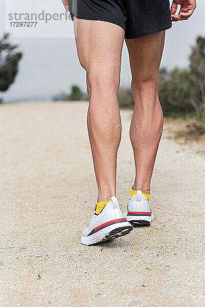 Nahaufnahme der Beine eines Läufers vor dem Start des Rennens.