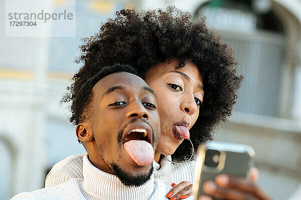 Schwarzes und lustiges Paar  das ein Selfie macht