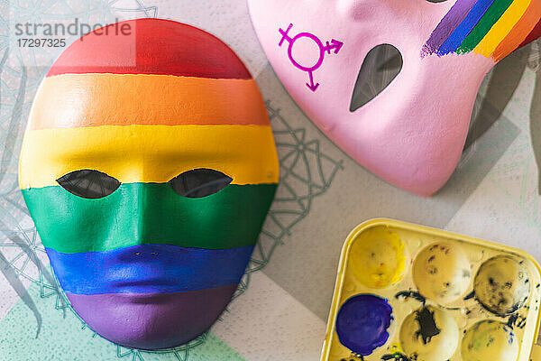 Authentische  handbemalte Masken mit LGBTI-Flagge und Symbolen