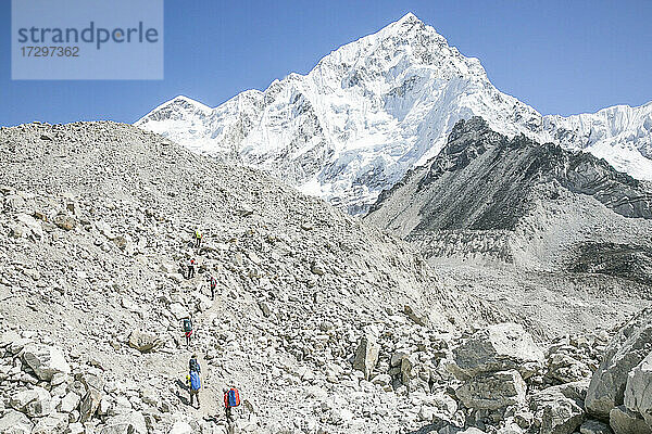 Bergsteiger auf dem Weg zum Everest  überragt vom Everest * Nuptse