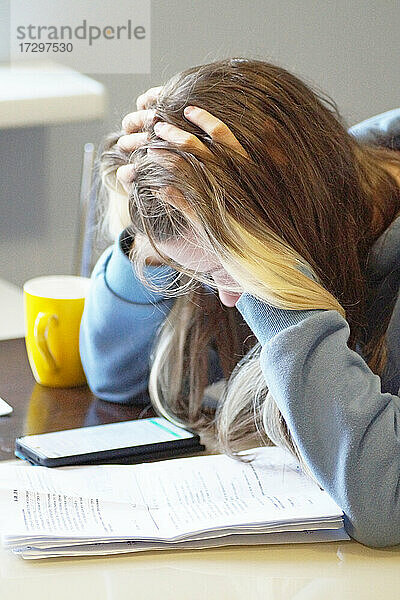 Teenager-Mädchen  das eine Prüfung ablegt und zu Hause lernt