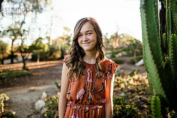 Porträt eines 14-jährigen Mädchens im Wüstengarten in San Diego