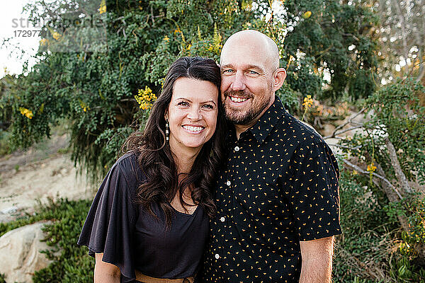 Ehemann und Ehefrau posieren für die Kamera im Garten in San Diego