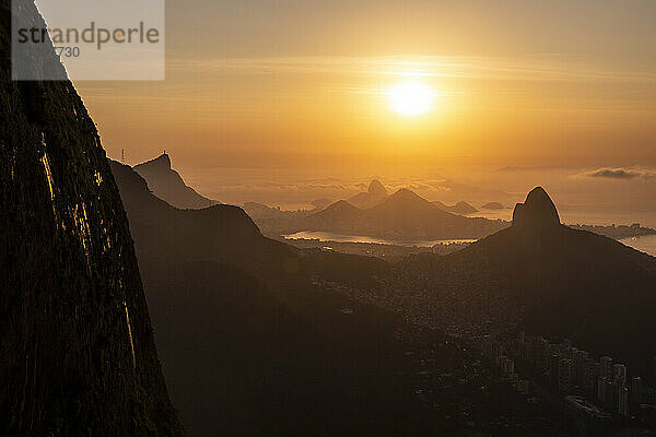 Schöner orangefarbener Sonnenaufgang mit Blick auf die Regenwaldberge im Tijuca Park