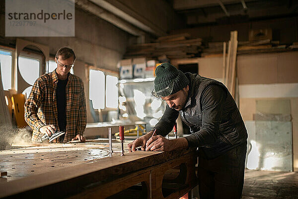 Männer bei der Arbeit mit Holz in einer Tischlerei