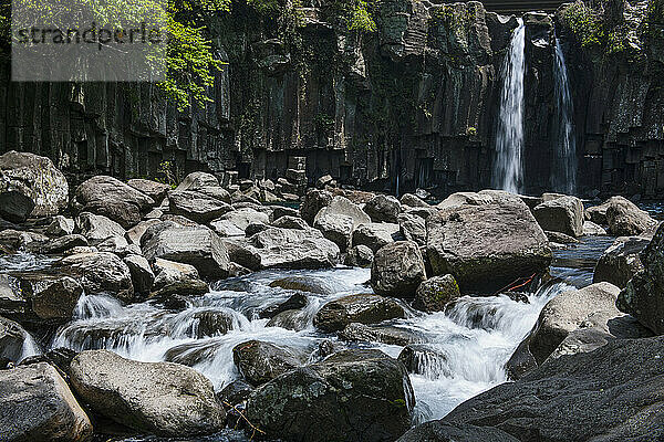 Wasserfall am Cheonjeyeon-Wasserfall auf der Insel Jeju / Korea