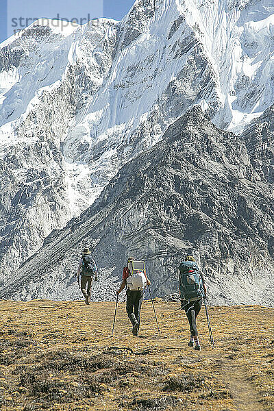 Ein Bergsteigerteam auf dem Weg zum Everest Basecamp