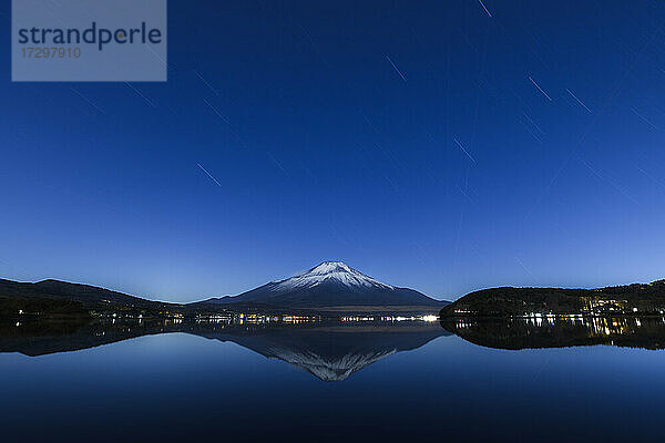 Nachtansicht des Mount Fuji vom Yamanaka-See aus  Präfektur Yamanashi  Japan